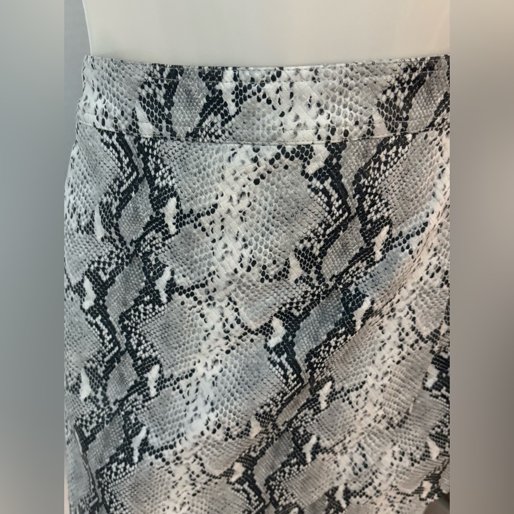 Cloud Ten Faux Leather Python Snake Print Wrap Skort Women’s size Large - Picture 7 of 14